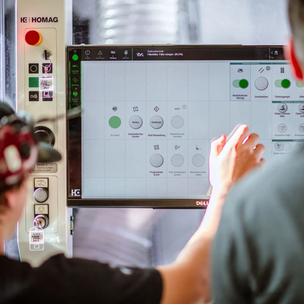 Lehrling in der Tischlereiwerkstatt Schwab-Walcher